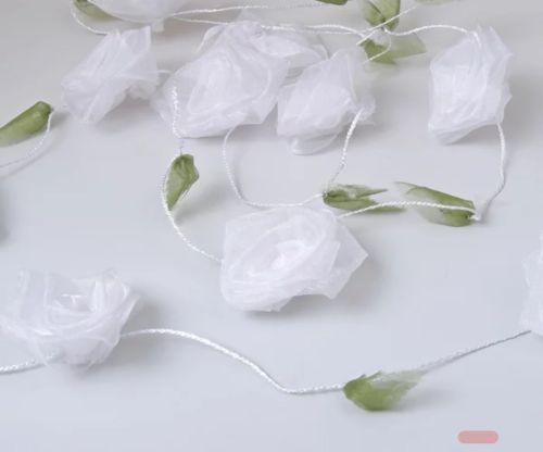 Bild von Girlande, 2.5m mit 12 Organza-Rosen, weiss