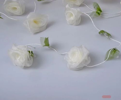 Bild von Girlande, 2.5m mit 12 Organza-Rosen, creme